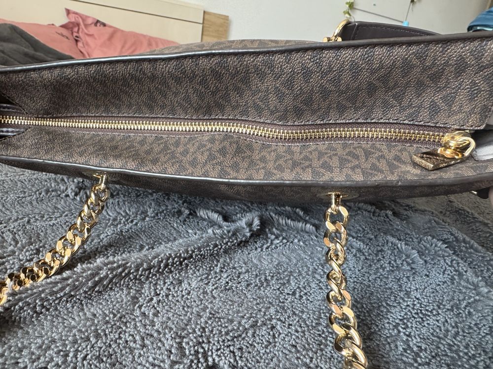 Geantă Michael Kors originală. Model cu lanțurii aurii- Dama/ elegant.