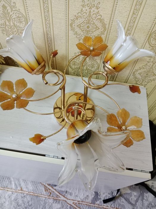 Продам светильник.в цветочном принте.не новый но аккуратный.целый.