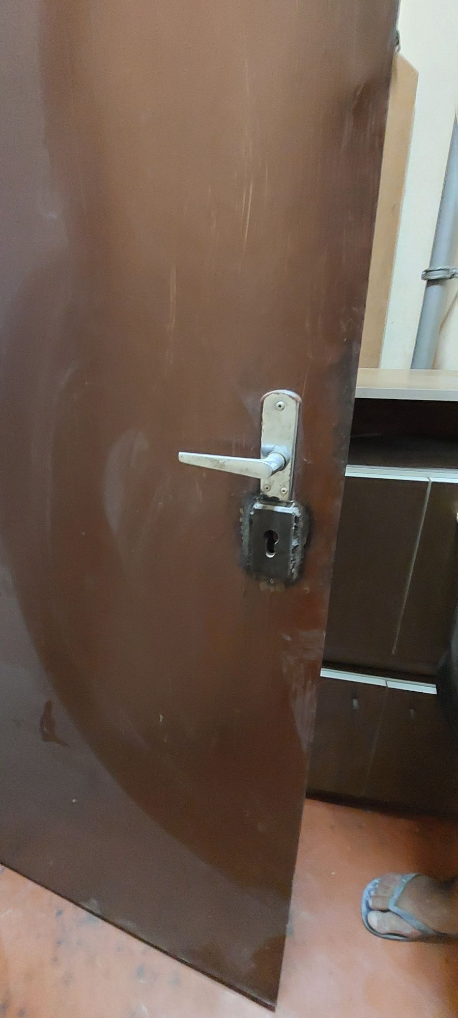 Продавам метална врата