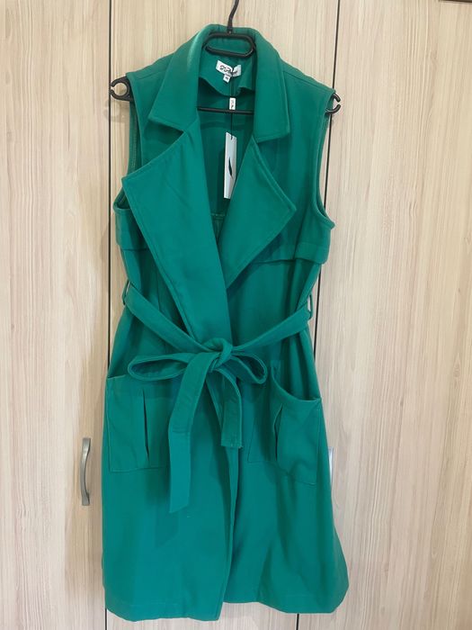 Прекрасен чисто нов зелен елек с коланче и странични цепки