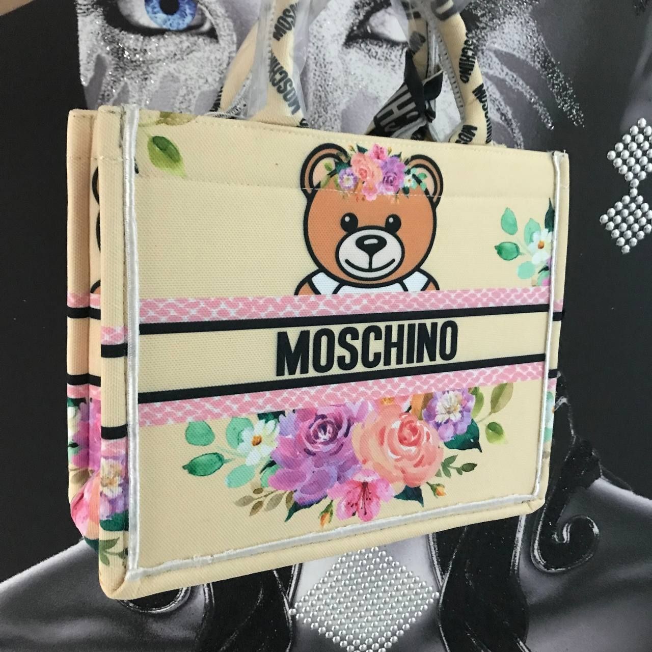 geanta moschino cu eticheta