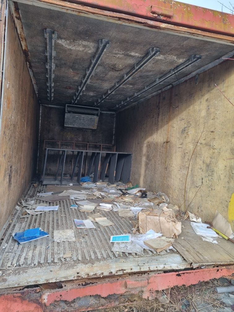 Container frig frigorific 
Exterior 5500 x 2450
Interior 5000 x 2050