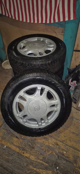 Продам комплект зимней резины с дисками (R15).
