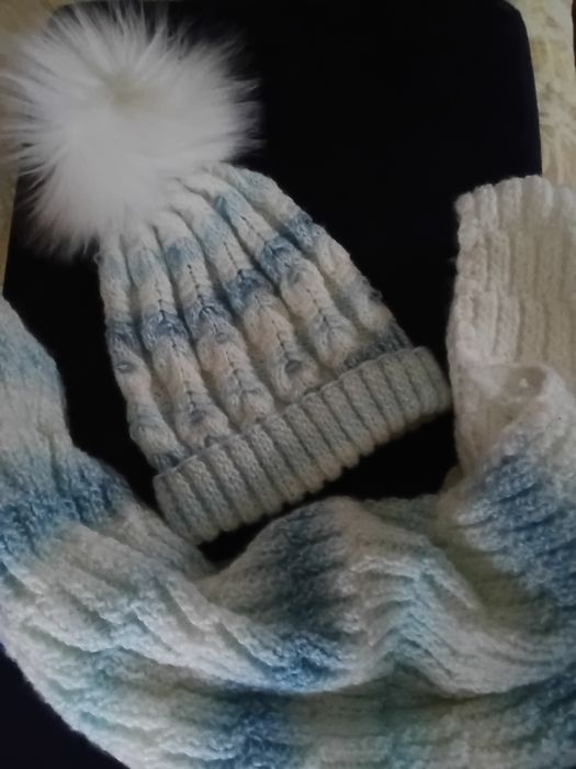 Шапочка и широкий снуд.