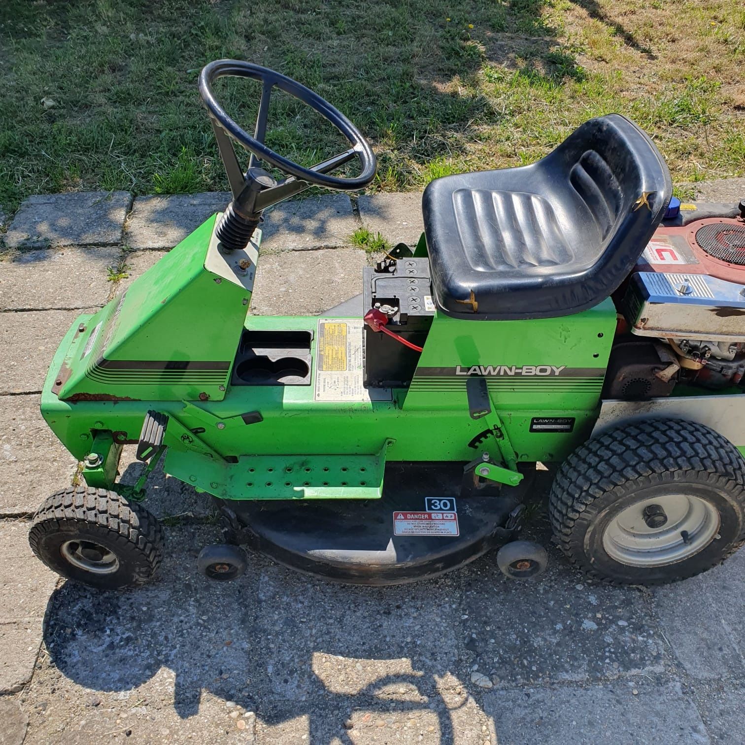 Tractor tuns gazon,tractoras iarba marca Lawn-Boy