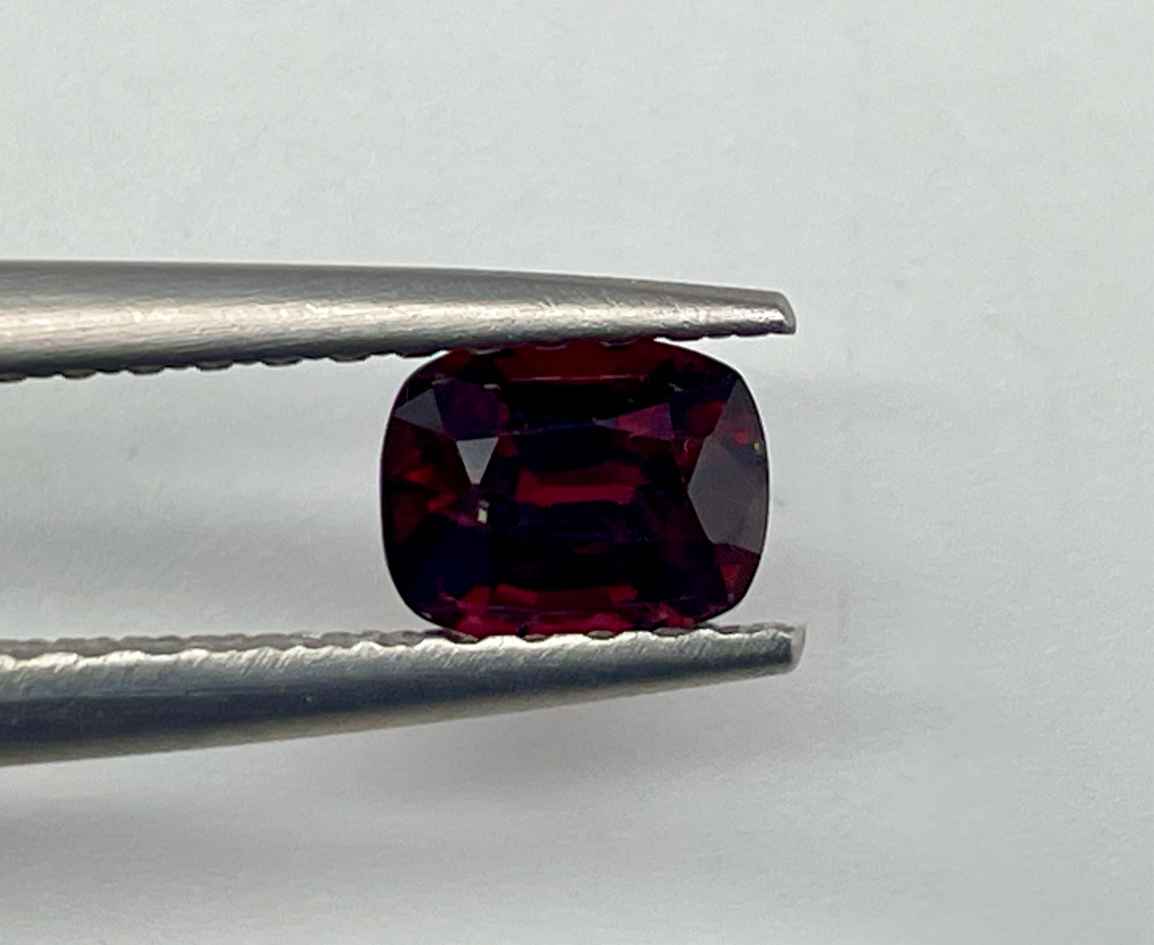 Бирмански шпинел 1.13ct. “Ярко червено” - AIG Сертификат