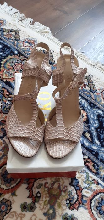 Туфли женские с застёжкой.