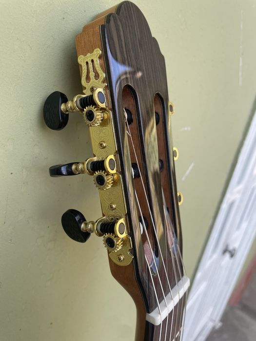 Ispanski gitara sotiladi