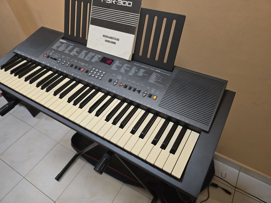 Синтезатор Yamaha PSR200
