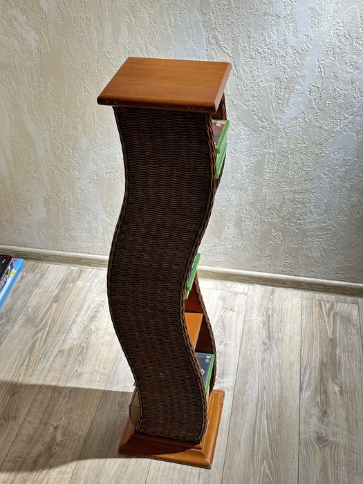 Стойка из дерева, комбинированная с ротангом