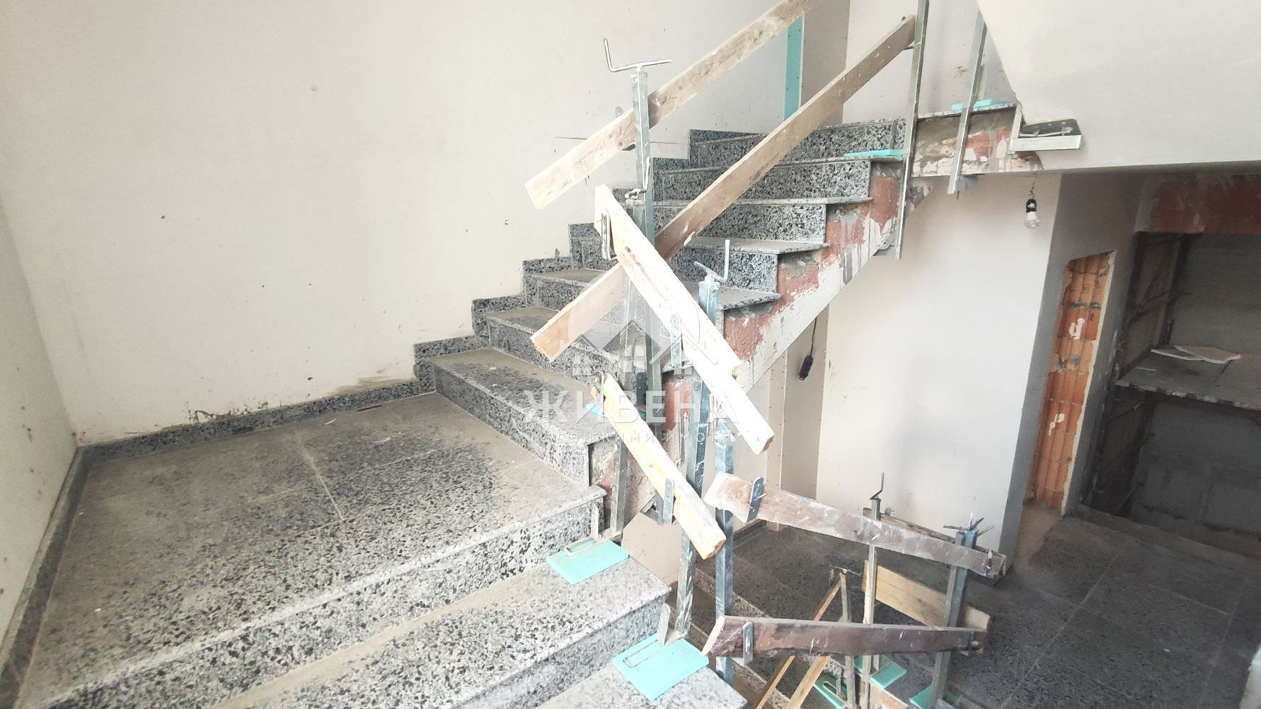3-стаен апартамент, АКТ 14, Базар Левски, 83 кв.м, собствен двор + 2