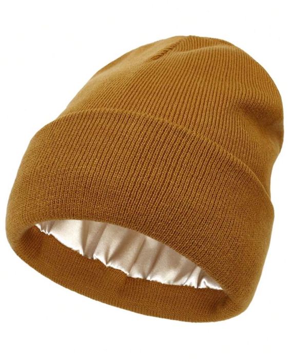 Шапка със сатенена подплата