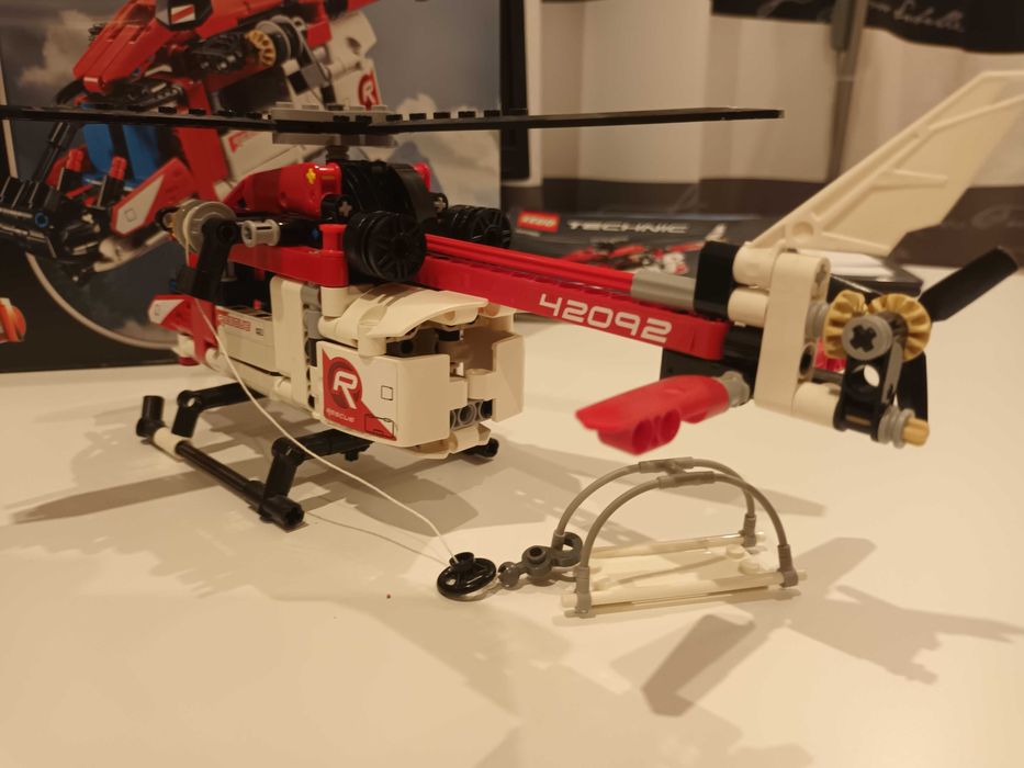 LEGO Technic (2 in 1) - Elicopter de salvare 42092