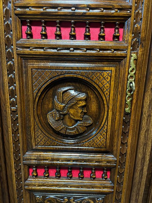 Масивен старинен гардероб