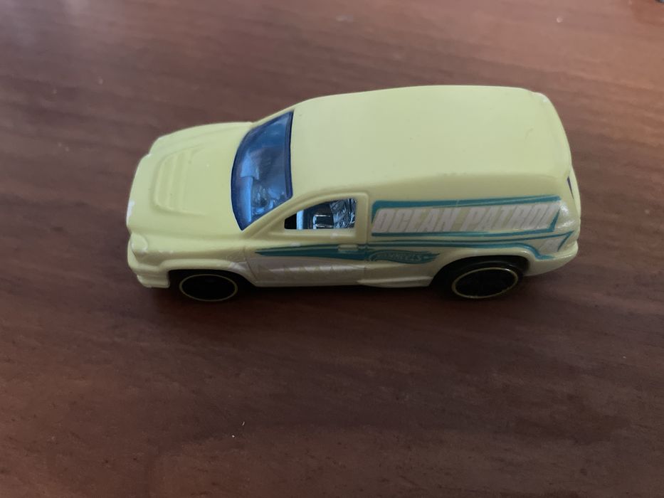 Машинка hot wheels коллекционная,меняет цвет в воде