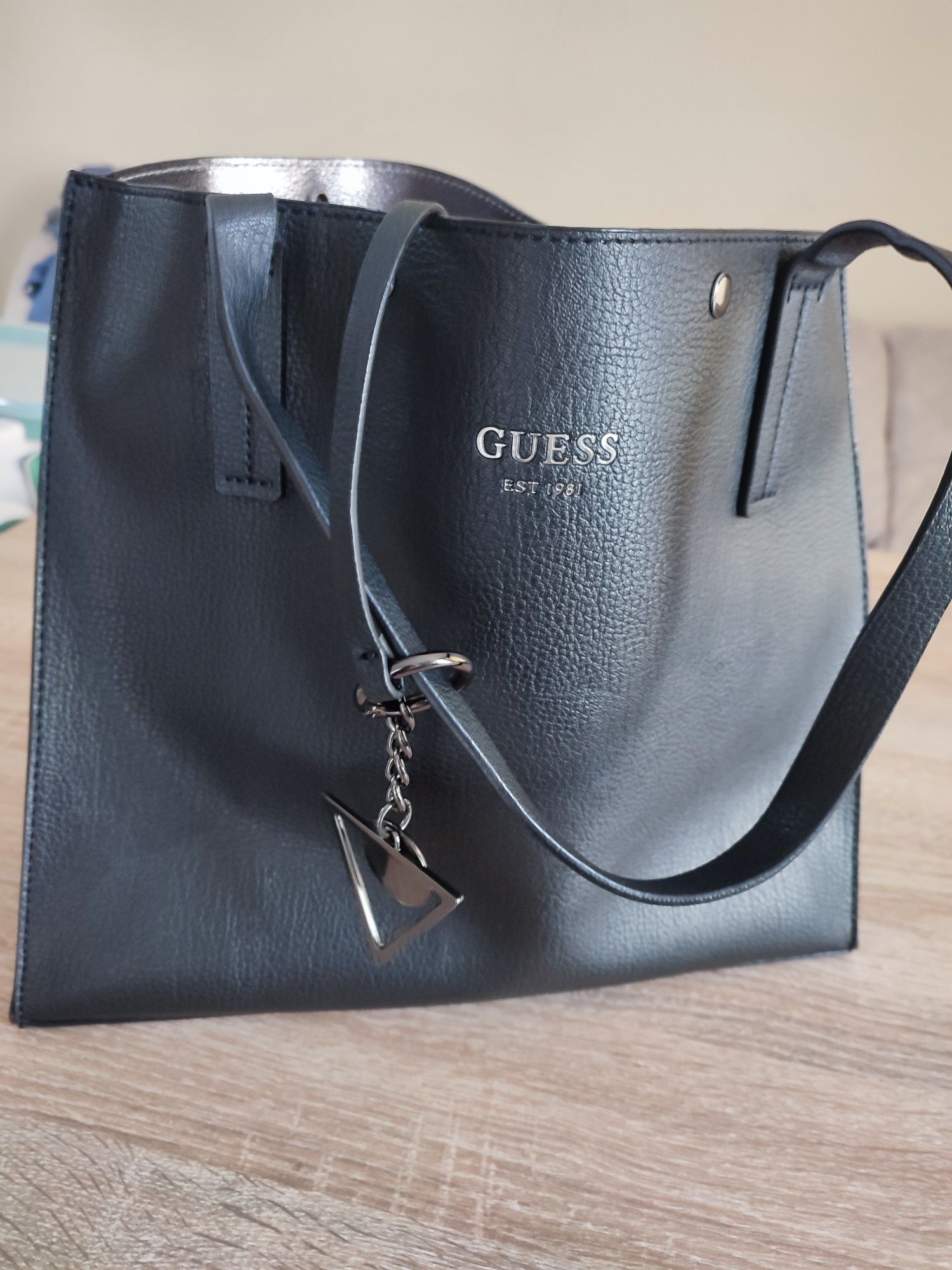 Нова чанта Guess, но без етикети.