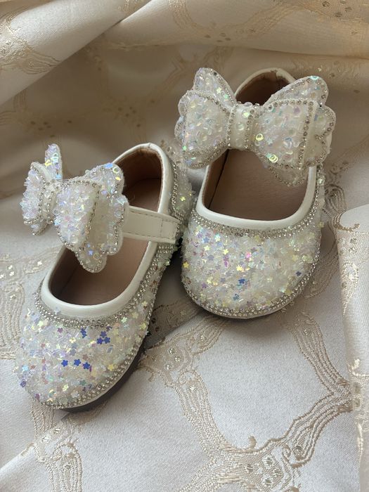 Продам туфельки со стразами