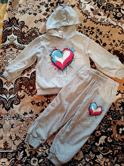 Продам костюм новый р 98 на 2-3 года