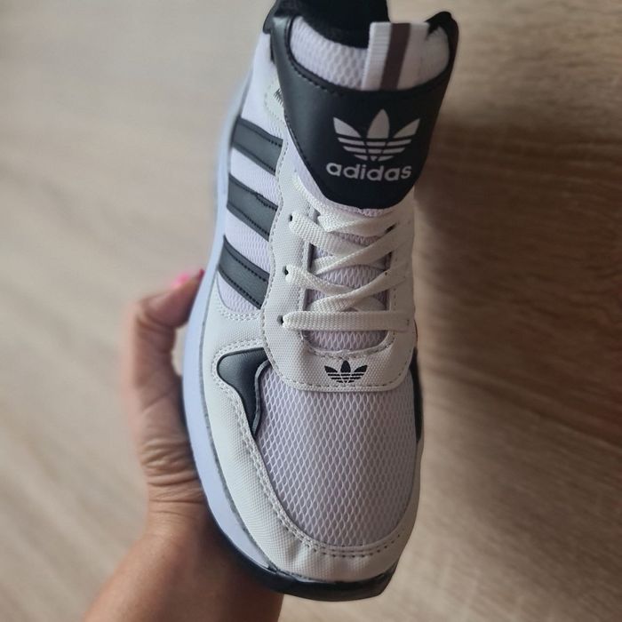 Adidași pânzati  marca  Adidas