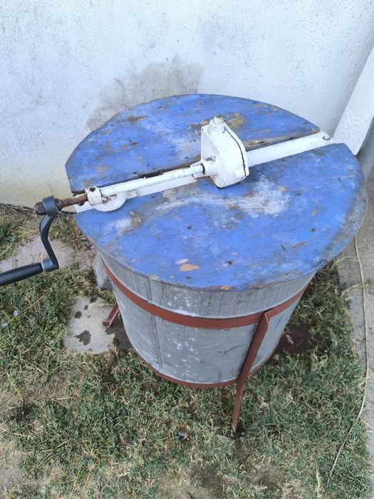 Центрофуга за мед с 16 рамкова кошница