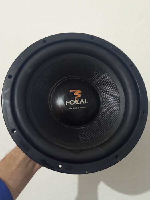 Vând subwoofer focal 600w