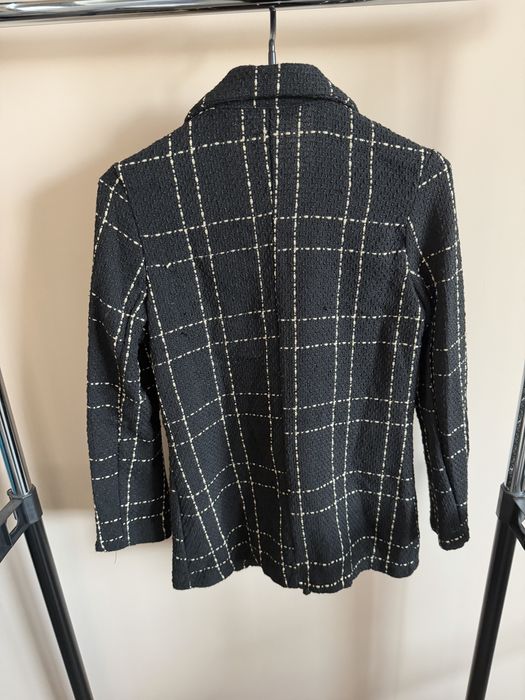 Черно сако със златни нишки