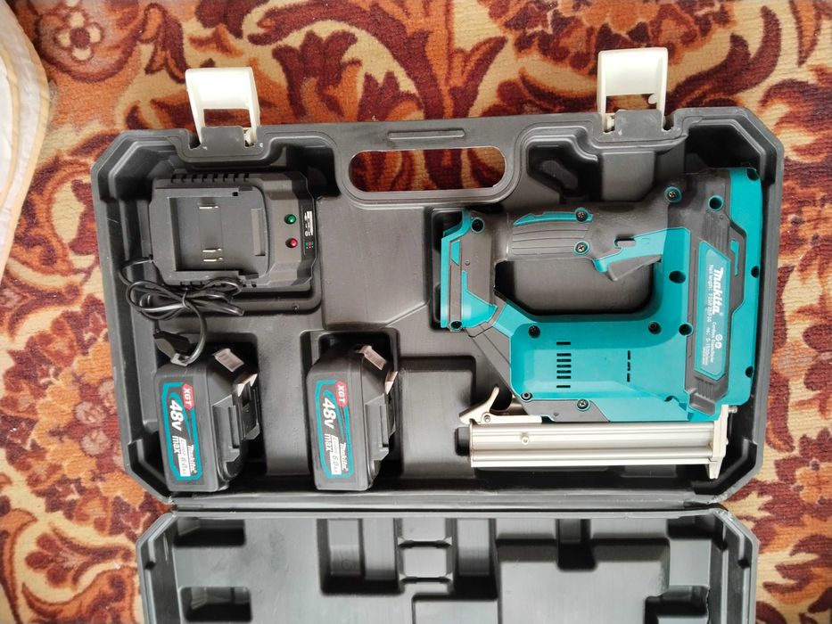 Гвоздезабивной пистолет (Нейлер).