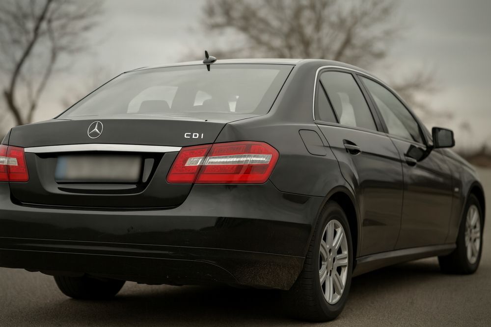 Mercedes-Benz E-Class – Prim Proprietar, Întreținut Exemplar