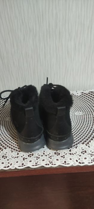 Продам натуральную зимнюю новую обувь один раз одевала за 25тыс
