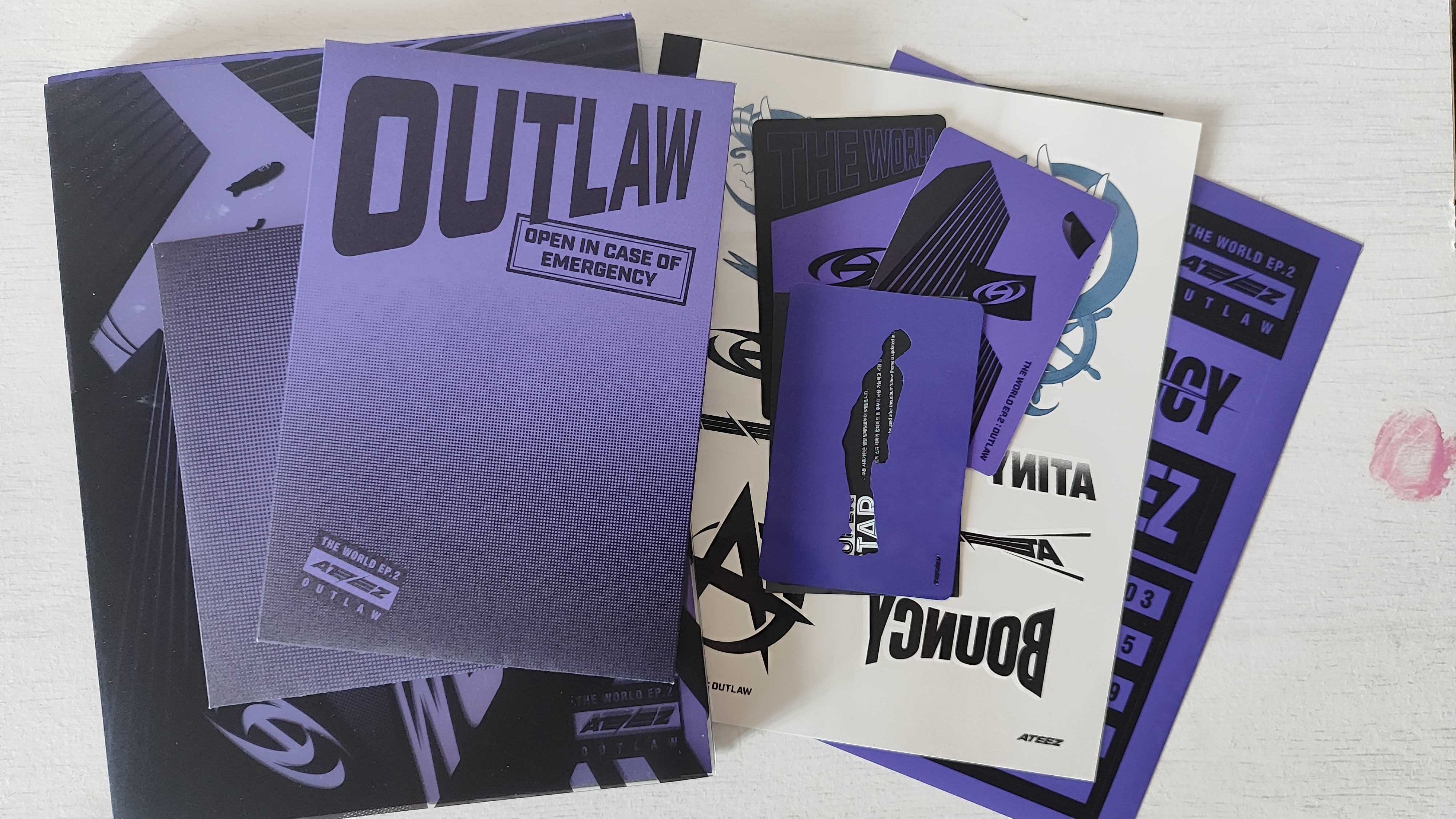 K-pop албум "ATEEZ - THE WORLD EP.2 : OUTLAW (diary ver.)"