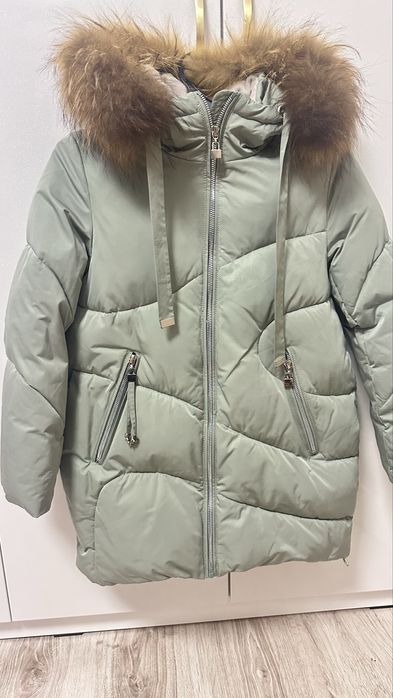 Продам пуховик на девочку р.134