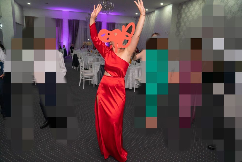 Vând doua rochii purtate doar o dată.