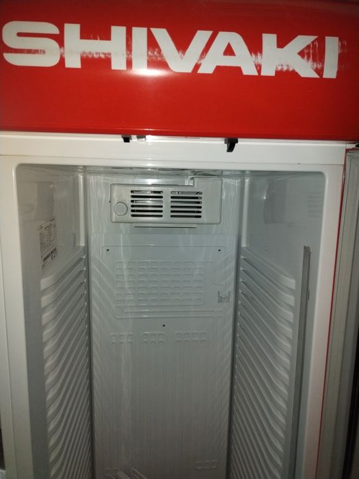 Витрина холодильник сотилади.