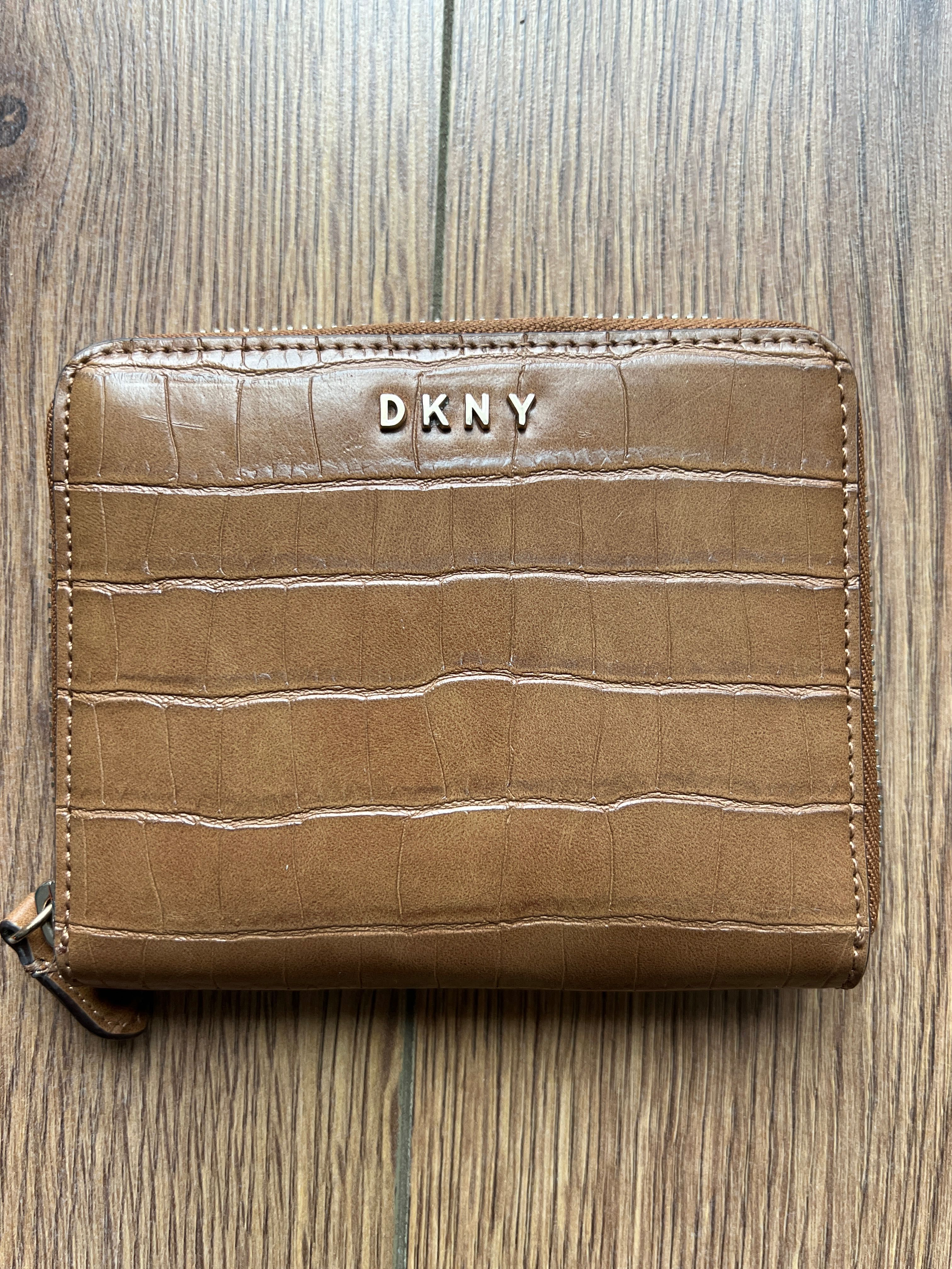 Портмонета DKNY, закупени от Англия
