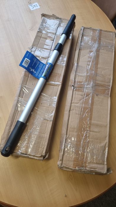 Mâner telescopic pentru racleta