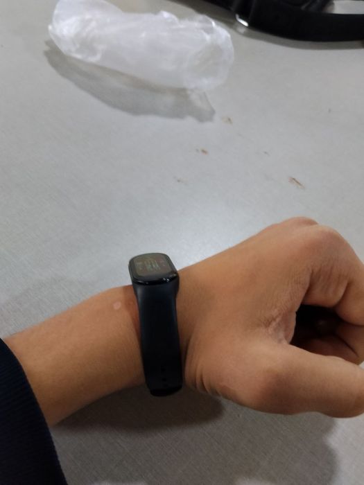 Mi band 7 xolati yaxwi ishlatilgan smart soat