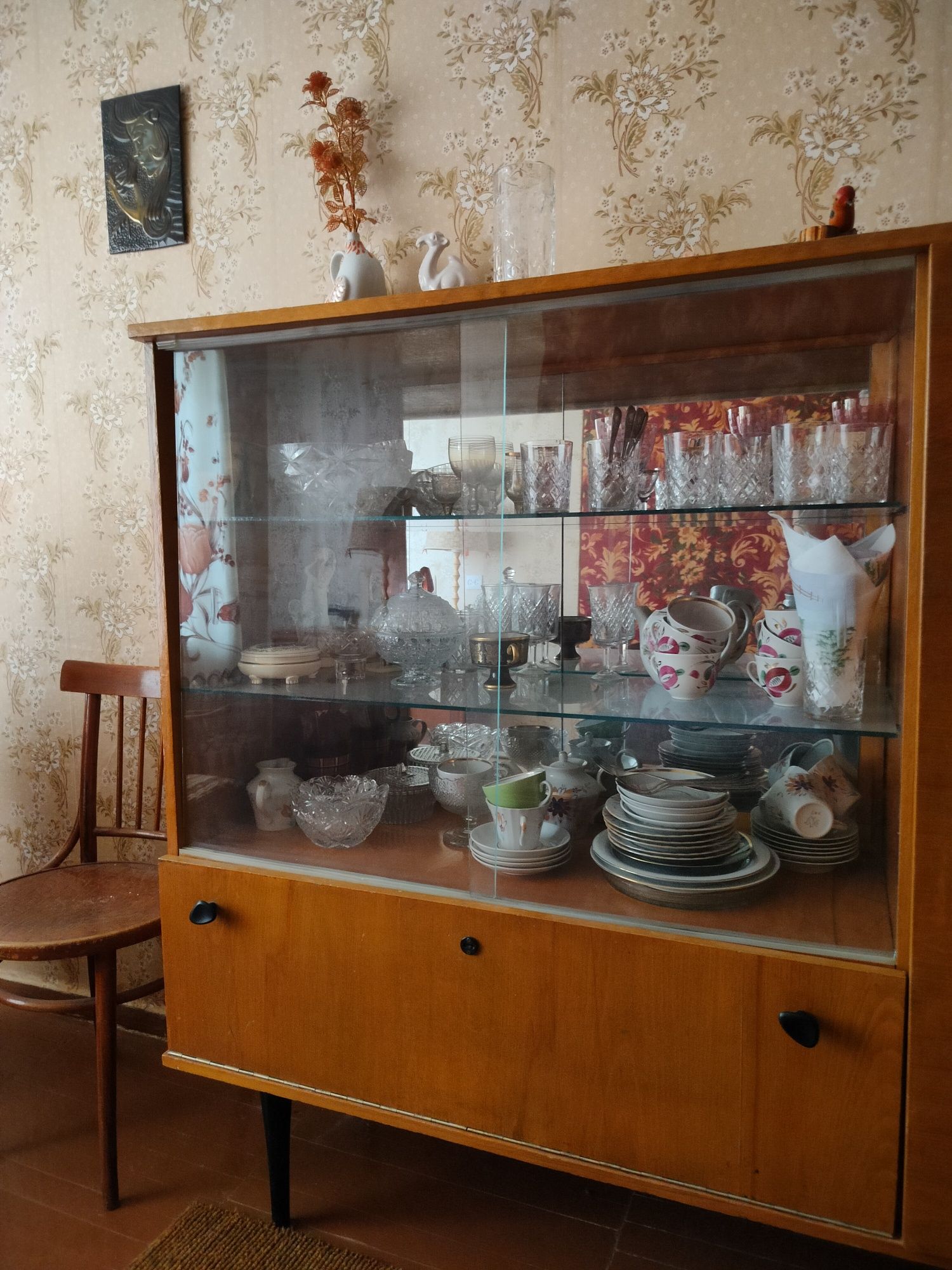 Продам сервант- шкаф для посуды.