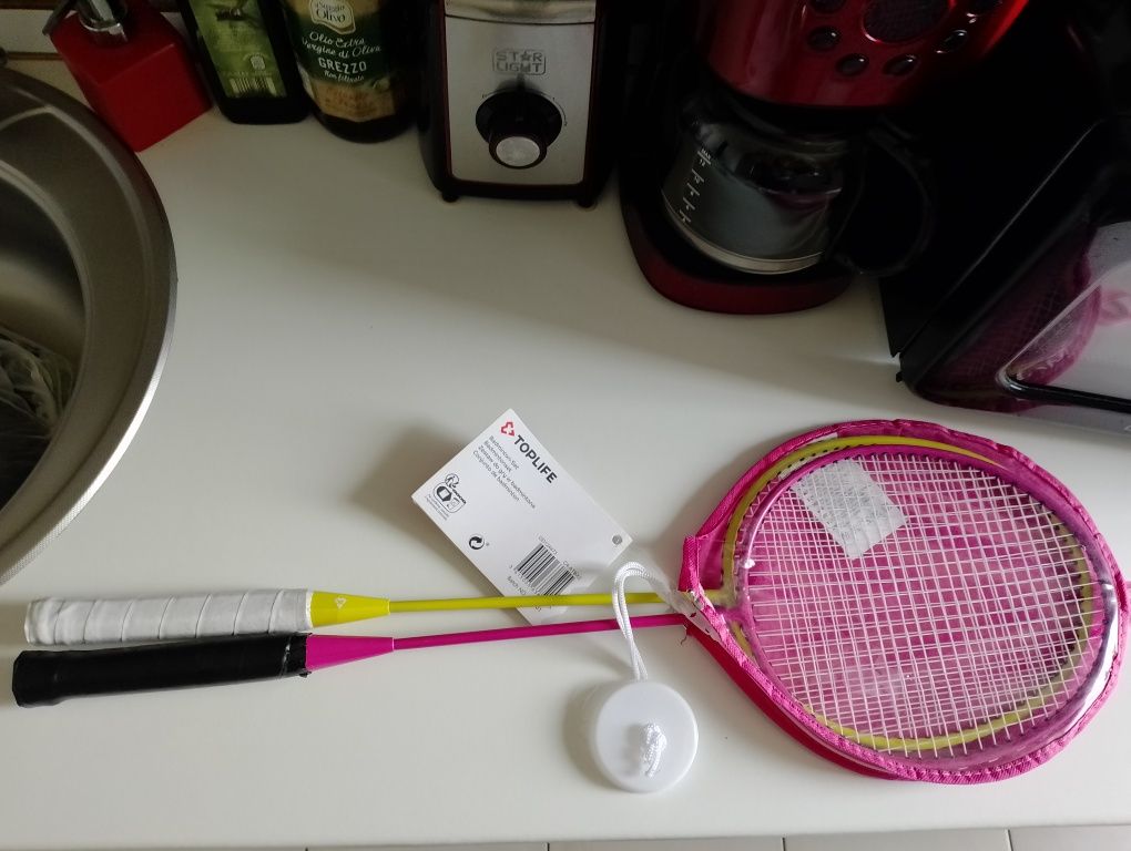Vând set palete pentru badminton,noi nouțe, calitate.