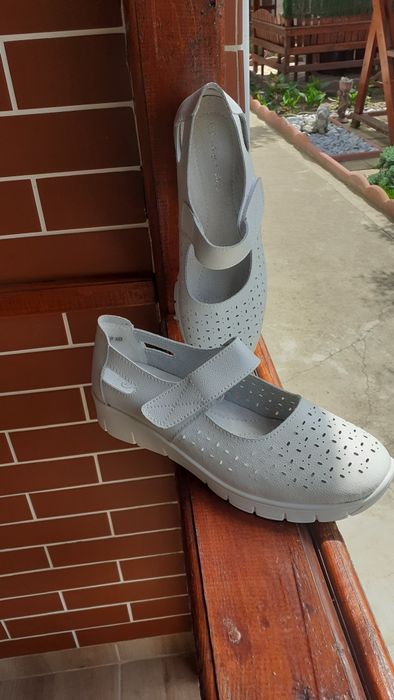 De vanzare pantofi perforați, din piele naturală.