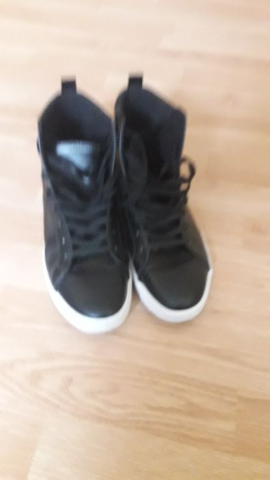 Vînd adidași inalți