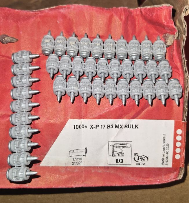 Cleme metalice de 20 mm și cuie Hilti de 17mm