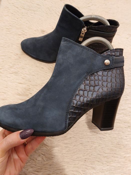 Ghete/botine Caprice marime 37. Noi.