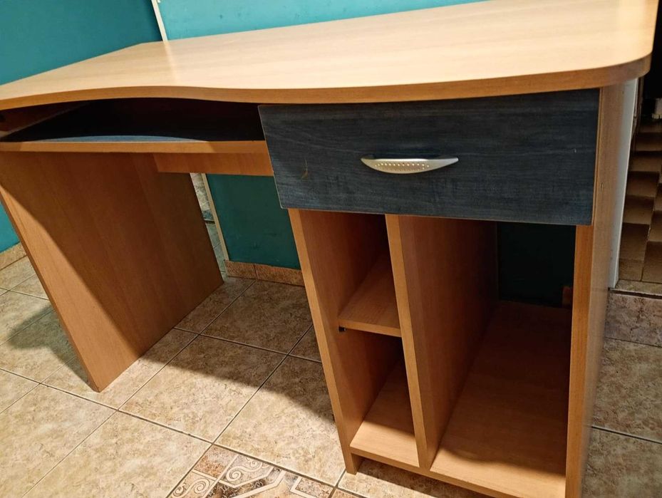 Продавам бюро с изтеглящ се плот за клавиатура