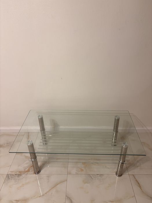 Masă de sticlă.