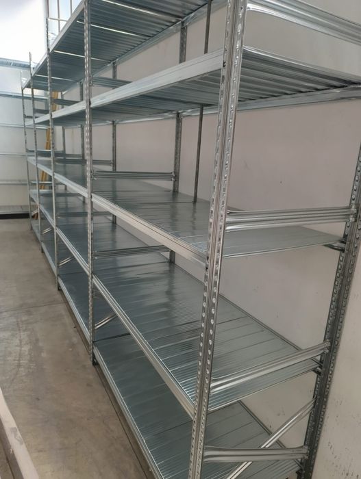 Rafturi metalice tip poliță.