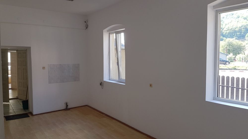 Casa din caramida si curte