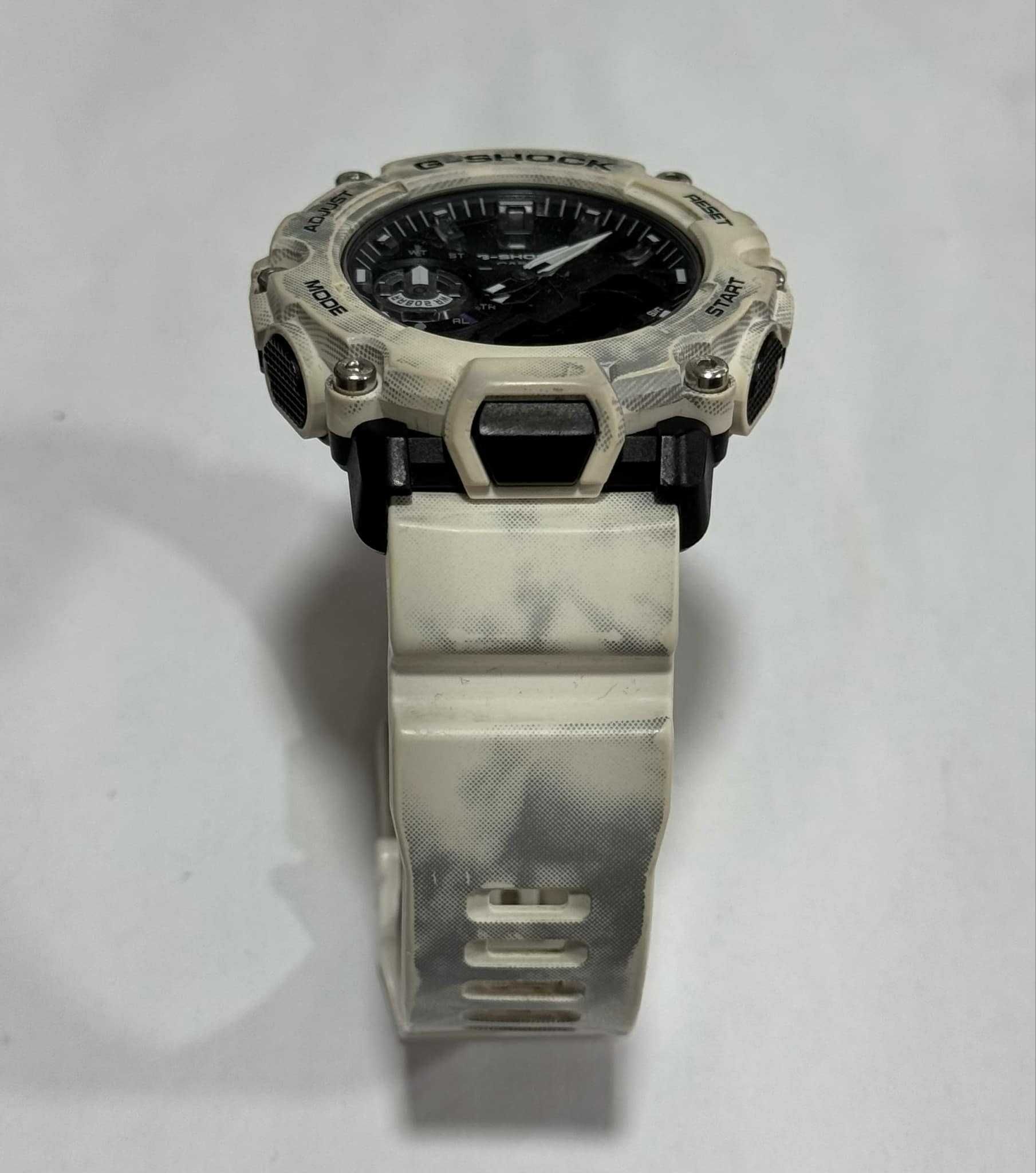 Часовник Casio G-Shock GA-2200