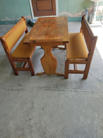 Продам комплект стол с двумя скамейками.