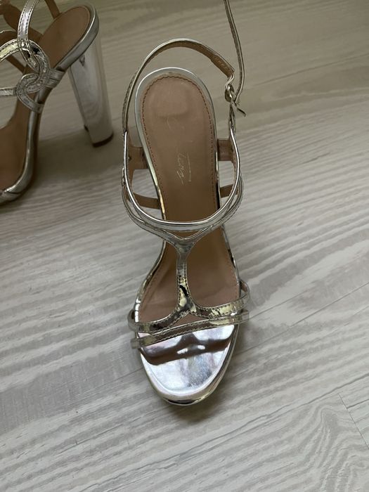 Сандали на висок ток