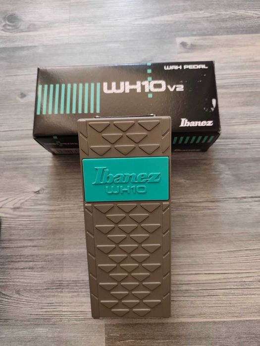 Много запазени китарни ефекти с оригиналните кутии!